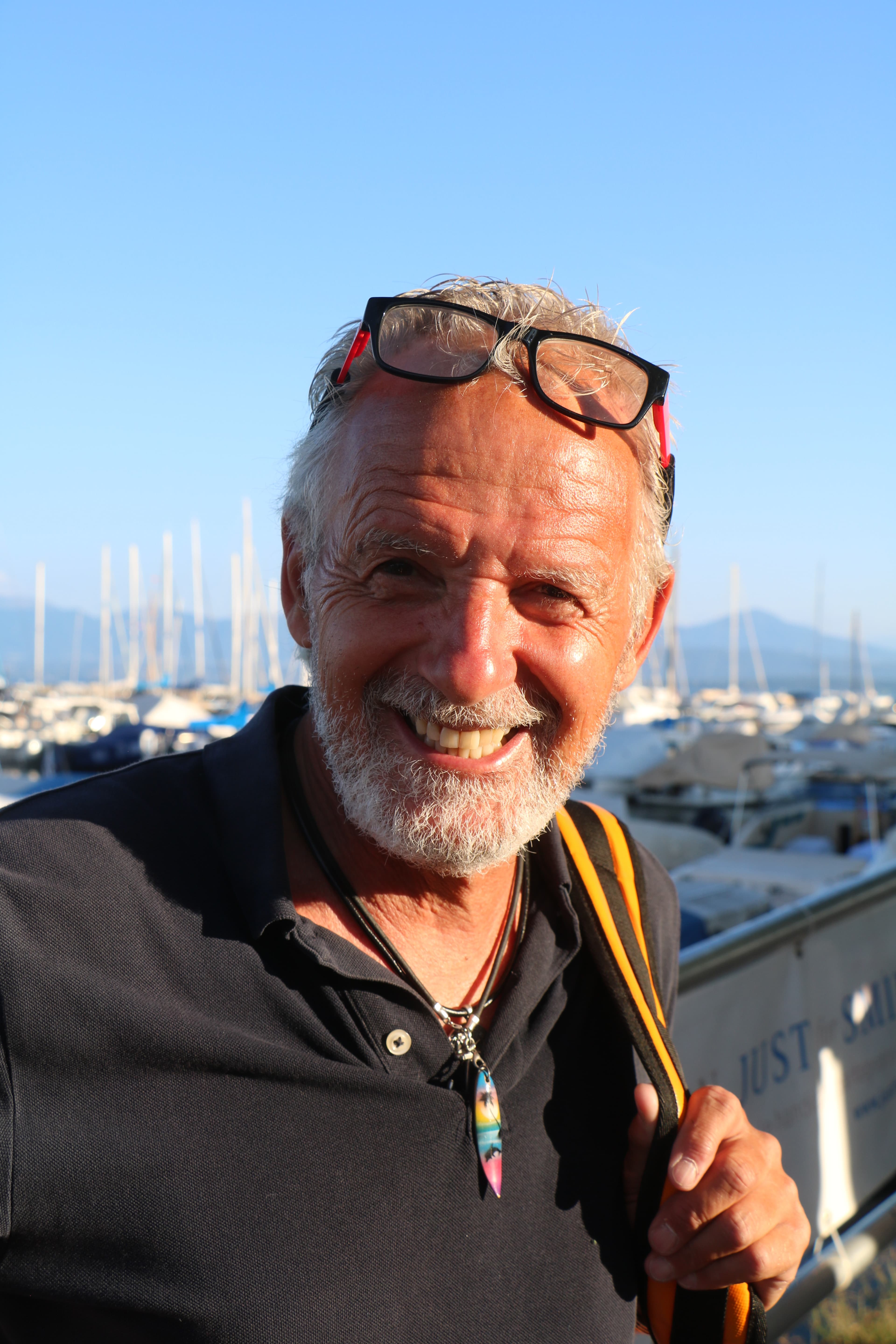 Portrait du fondateur en extérieur